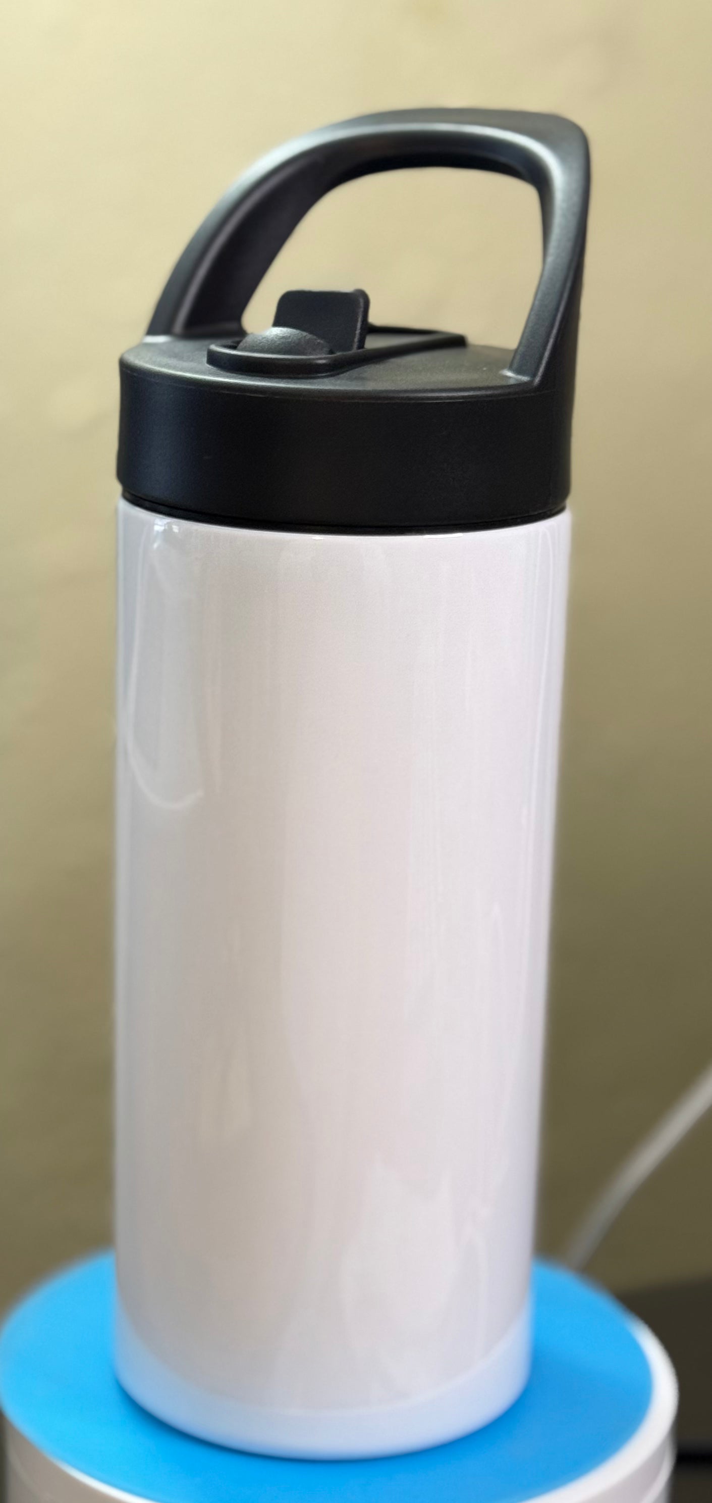 Sublimation tumbler with built in straw